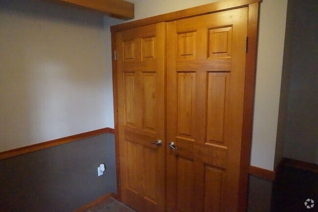 Building Photo - Large lot with room for a garden Rental
