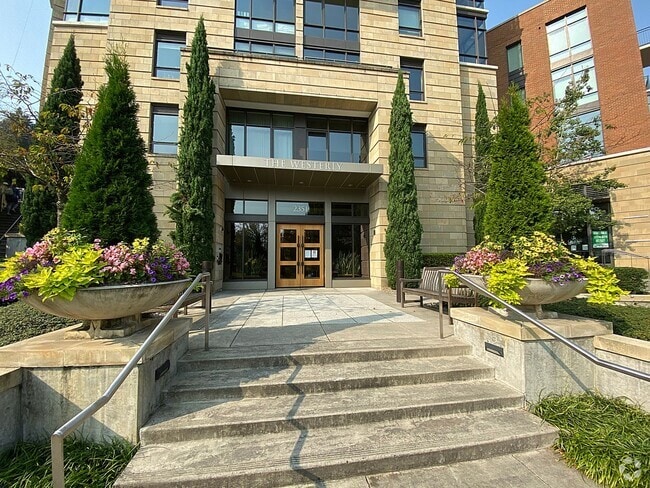 Building Photo - Fantastic 11th Floor Westerly Condo with C...