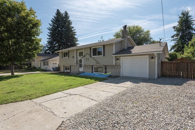 Building Photo - 3 Bedroom 2 Bath home with unique charm ri...