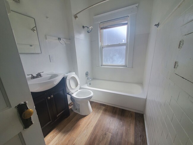 Photo - 2bd Unit in 4-plex near Case Western! Unit 4