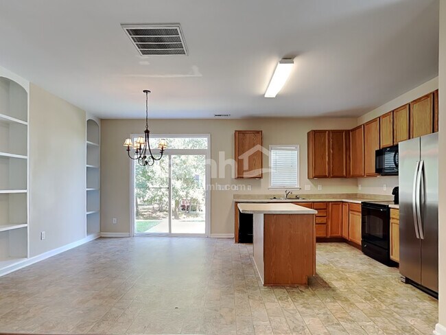 Photo - 803 Derwent Pl