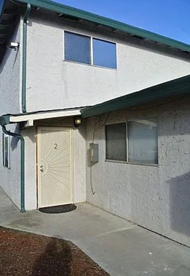 Building Photo - Updated and Spacious Condo near Shopping and Dining! Unit 2