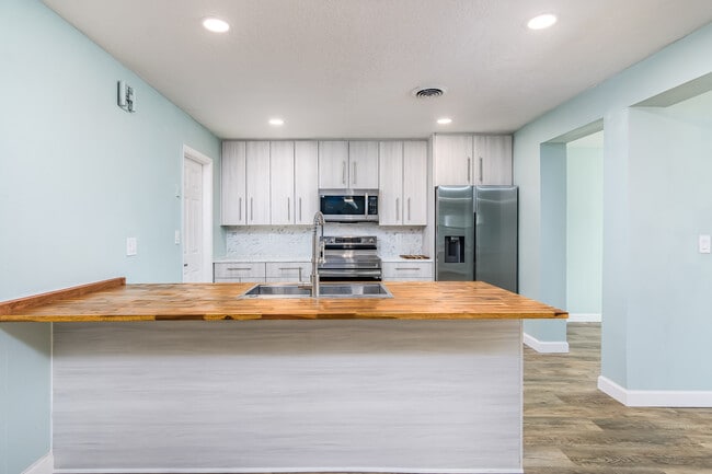 Photo - 1 W Point Dr