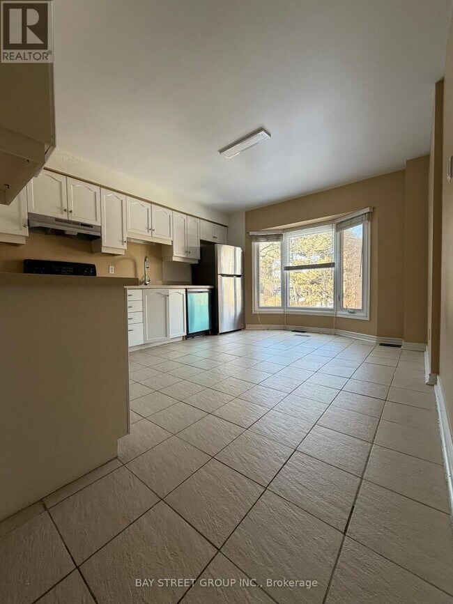 Photo - 1100 Queens Ave