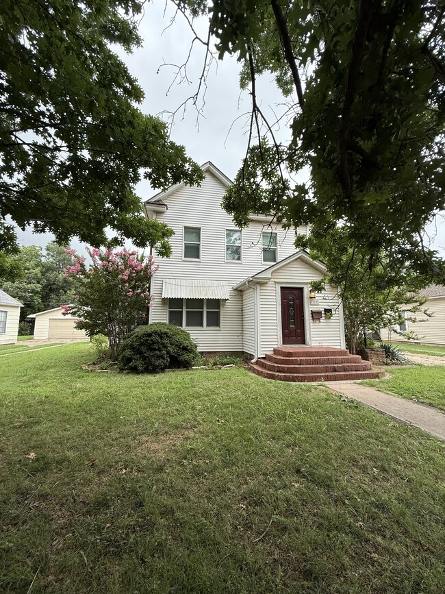 Building Photo - 319 E Thatcher St Rental