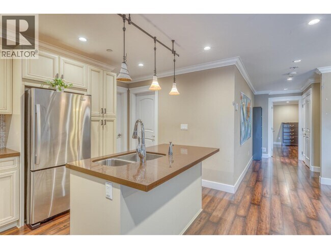 Photo - 1451 Mathers Ave
