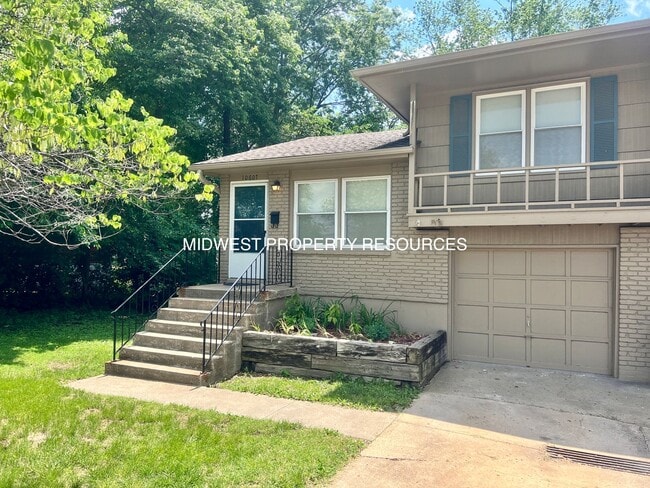 Building Photo - Freshly Updated 2 Bedroom Duplex