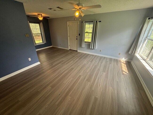 Photo - Single Family House in great location 3 Be...