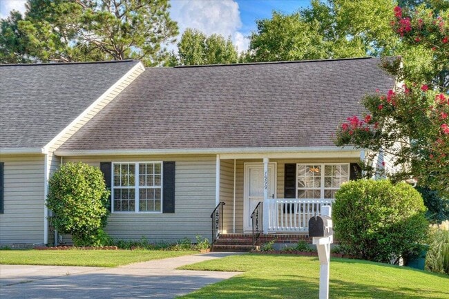 Building Photo - BEAUTIFUL WATERFRONT TOWNHOME