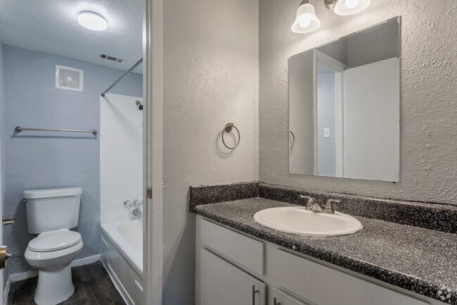3BR,1.5BA - 990SF C1 - Bathroom