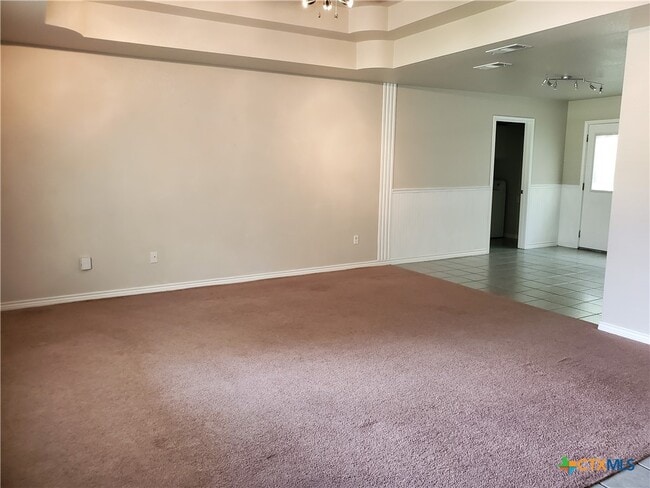 136 Royal Crest Cir