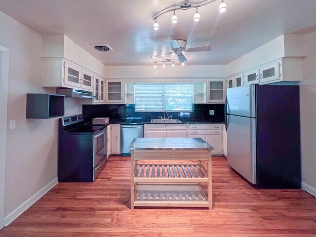 Photo - 3BR/2.5BA House in Florida Park - Available For Fall 2026!