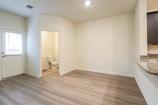 Photo - 582 Solomon Ln