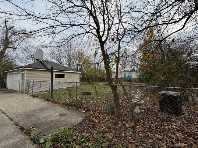 fenced in back yard - 1409 W Washington St Unit ENTIRE HOUSE