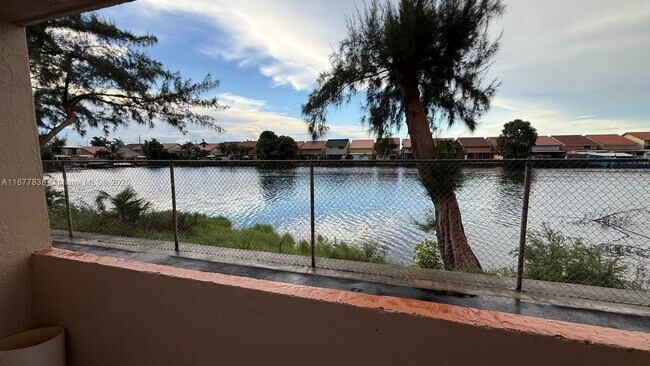 Photo - 2735 W 52nd St Unidad 104