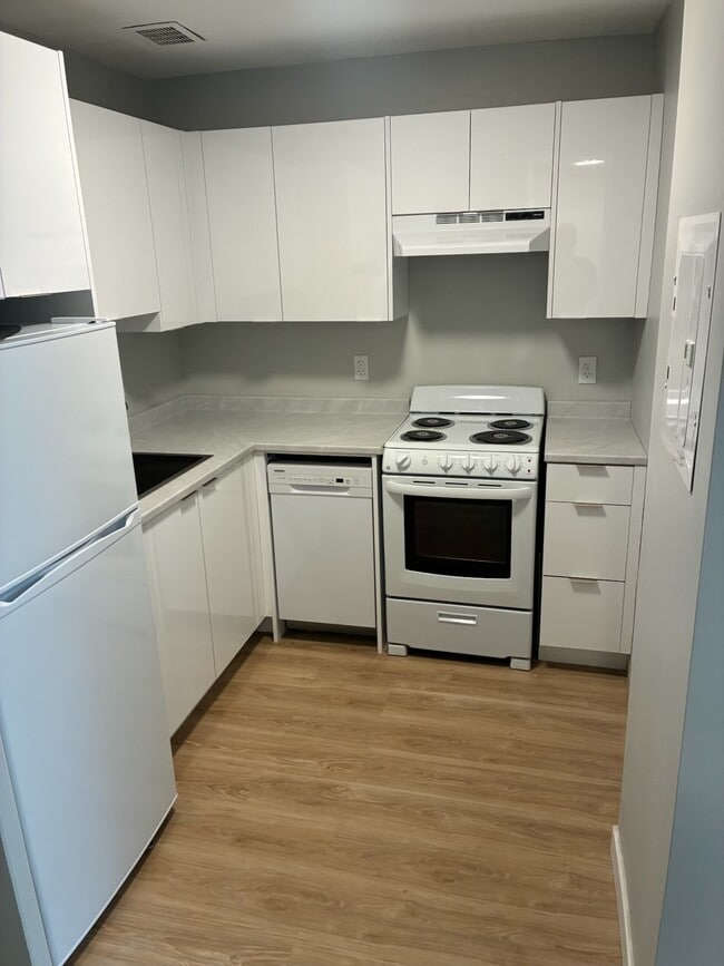 Building Photo - 3025-3025 Olivet St Unit 440