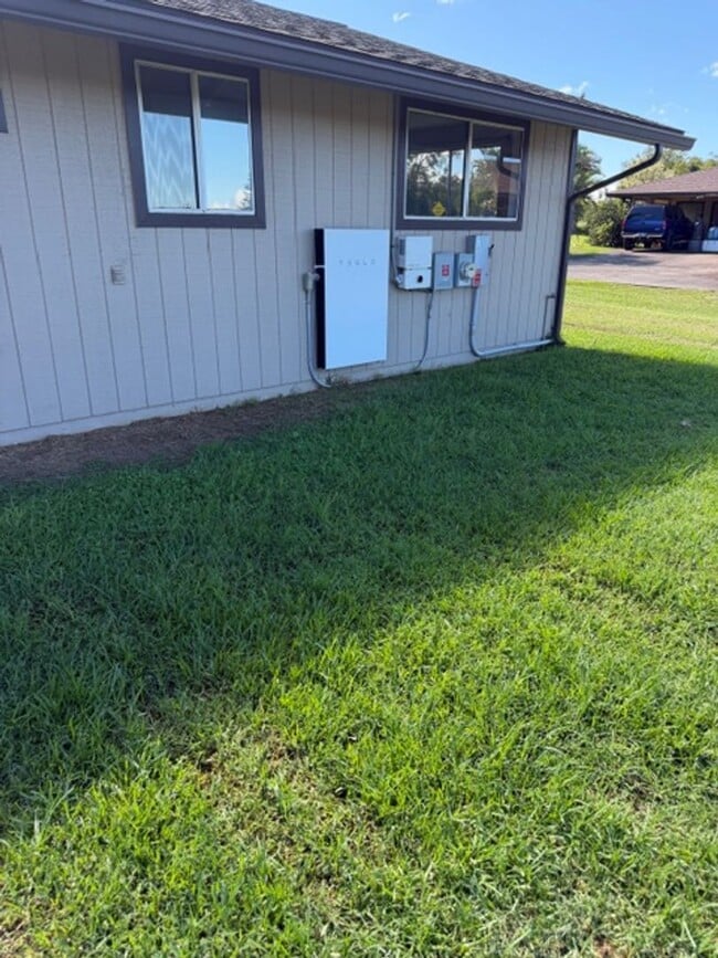 Building Photo - 75 Kaupea St Unit Main House