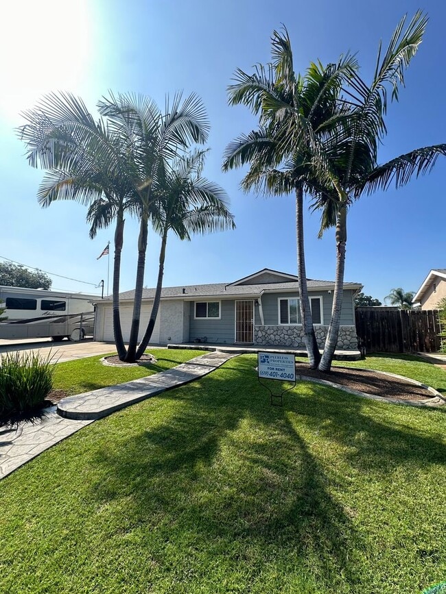 Building Photo - Beautifully landscaped 3BR/2BA house in La...