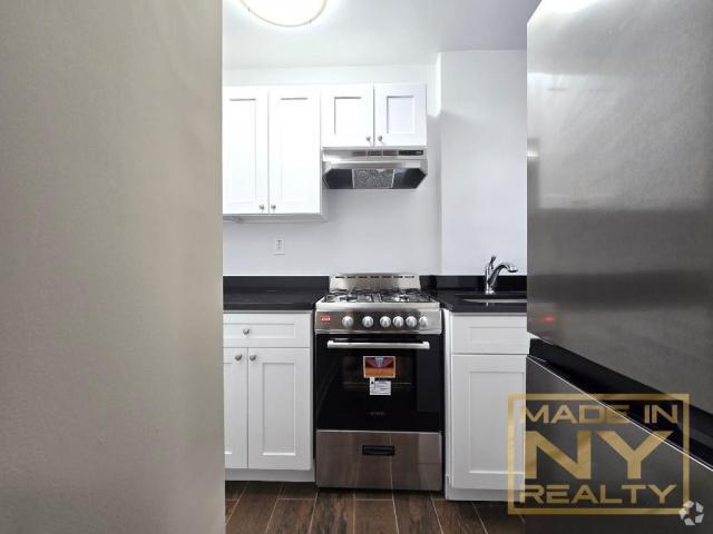 Building Photo - 0 bedroom in SUNNYSIDE GARDENS NY 11104 Unit F61 Rental