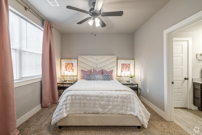 2HAB, 2BA - 916SF - Dormitorio principal - Gateway Woods