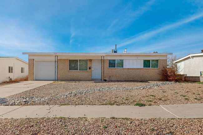 NE Mid-Century Modern 3 Badroom 1.5 Bath w... - NE Mid-Century Modern 3 Badroom 1.5 Bath w... House