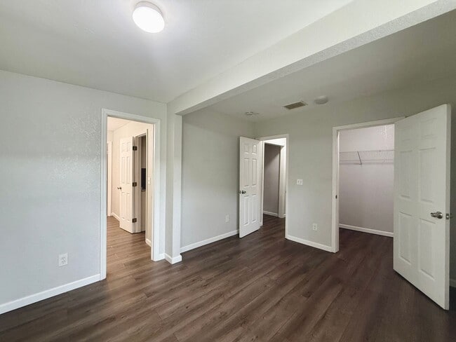 Photo - 2 Bedroom, 1 Bathroom Home with Yard - Fle...