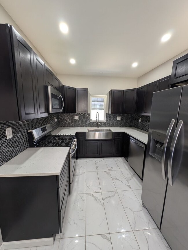 Building Photo - 2508 Cobden St