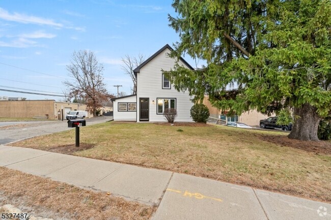 Building Photo - 18 Deforest Ave Rental