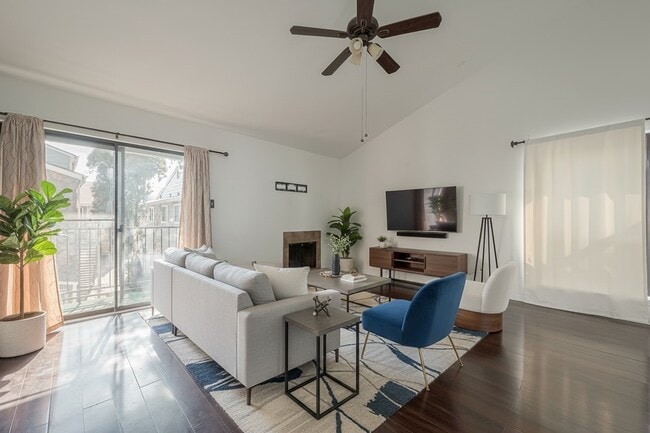 Building Photo - 3758 Tanglewilde St Unit 2