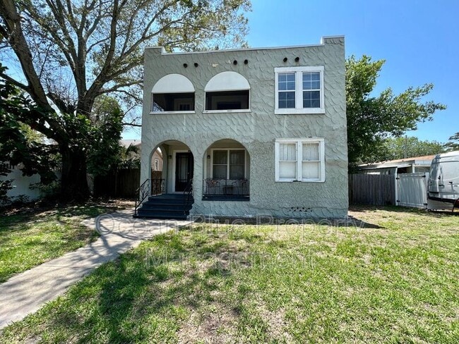 Building Photo - 1310 28th St N Unit Upper Rental