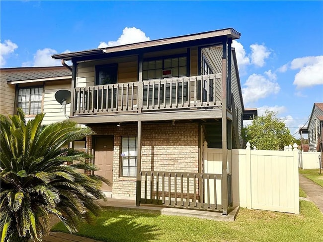 Building Photo - 2932 Manhattan Blvd