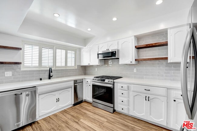 Building Photo - 4415 Saugus Ave Unit 209