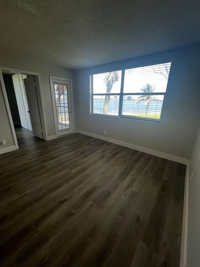 Photo - ONE BEDROOM ONE BATHROOM!! With LAKEVIEW! Unit 211