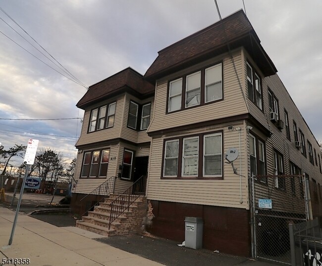 Building Photo - 413 Lyons Ave Unit 2L