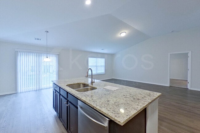 104 Lord Effingham Wy
