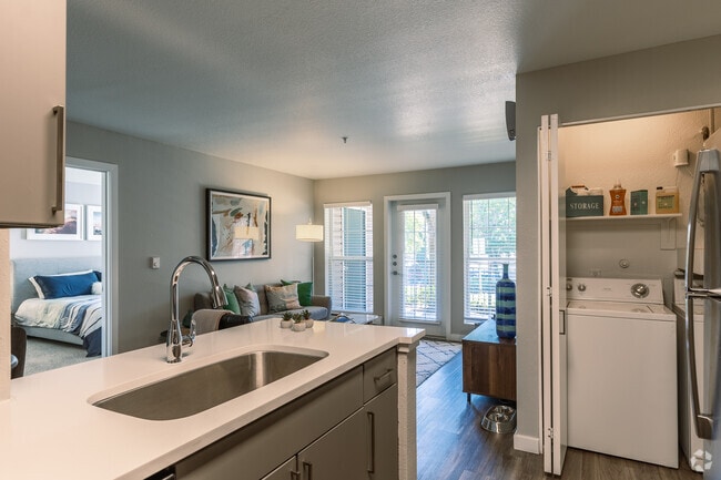 2BR, 2BA - 910SF