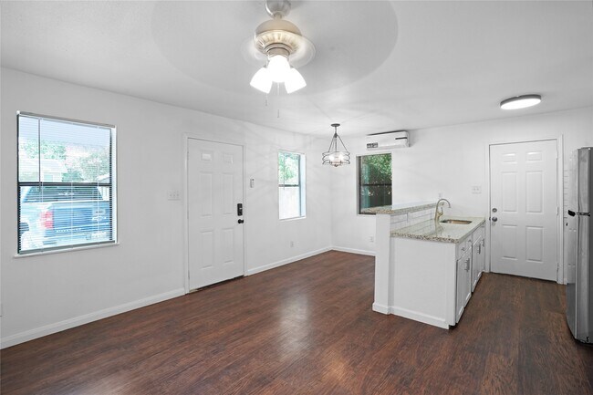 Photo - 737 Neyland St