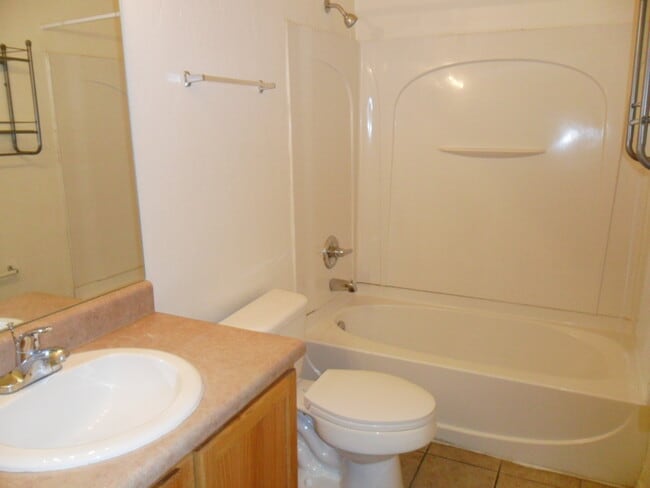 Photo - 221 E Elm St