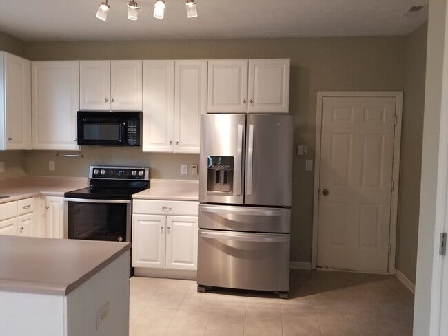 Kitchen w/ updated appliances - 2284 Burgundy Way