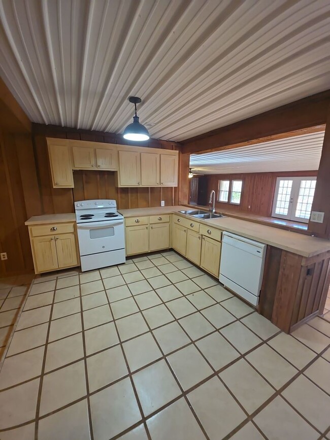 Photo - Peaceful 3-Bedroom Country Home with Barn and Large Front Porch in Walling, TN