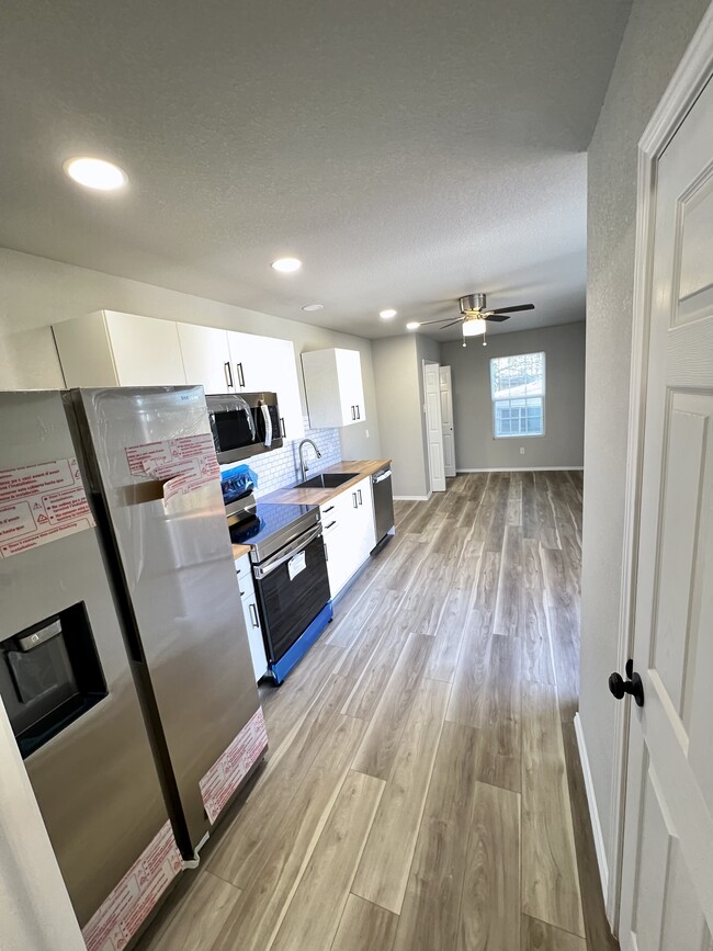 Building Photo - 3801 Meadowbrook Dr Unit L Rental