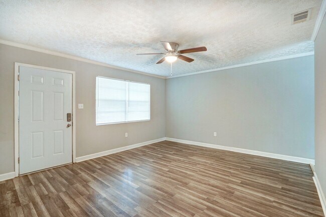 Photo - Large 3BR/1BA Downtown House For Rent Walk...
