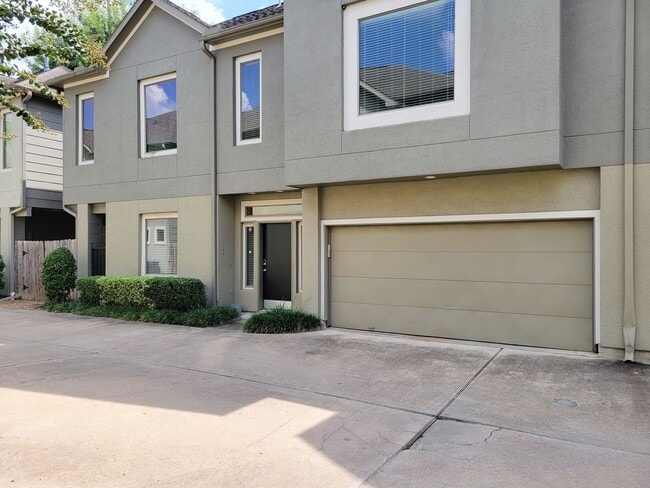 Photo - Elegant Gated Townhome Offering Unparallel...