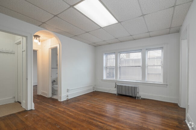 1BD, 1BA - 900-1,100SF - LIVING ROOM