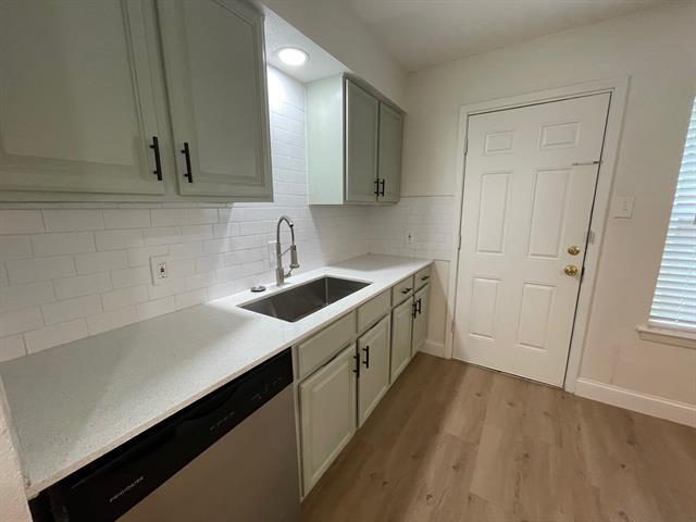 Photo - 208 Hosack St