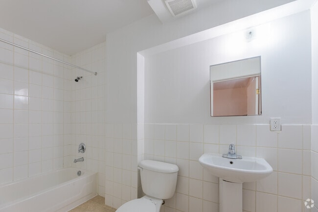 1BR, 1BA - 620SF - Bathroom