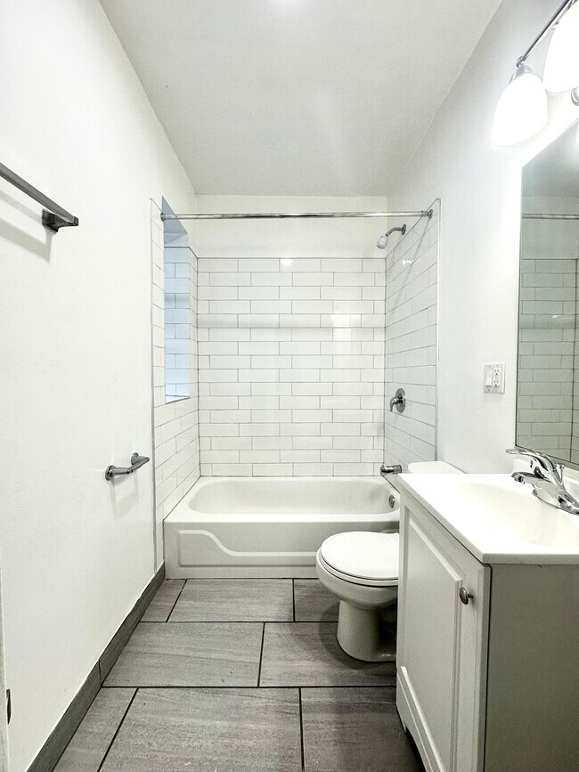 Muestra 1 disponible en febrero de 2026 - 4031 N Kenmore Apartments