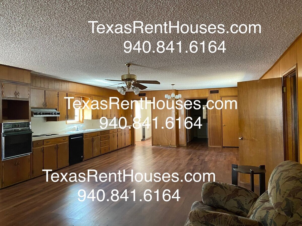 Photo - Small Town Life in Historic Throckmorton, Texas