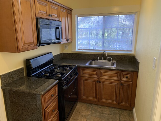 kitchen - 553 Lincoln Ave Apartments Unit 553 Lincoln Ave