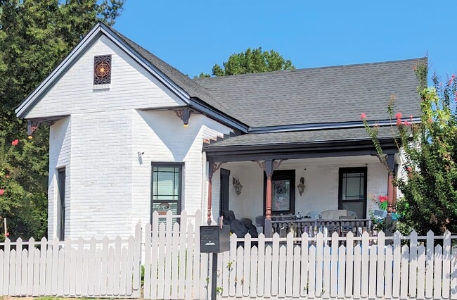 Building Photo - 700 Shull St